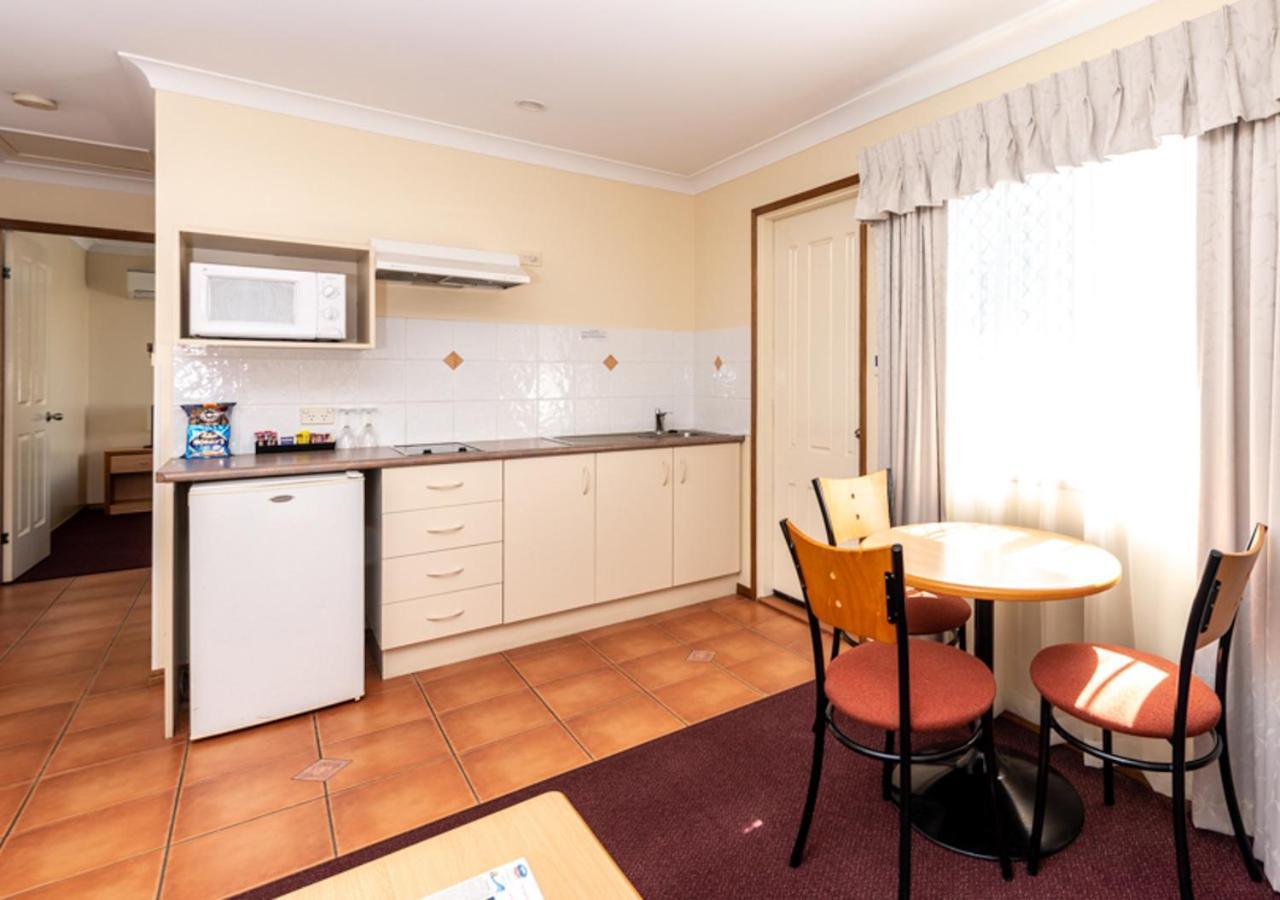 Riviera On Ruthven Motel Туумба Екстериор снимка