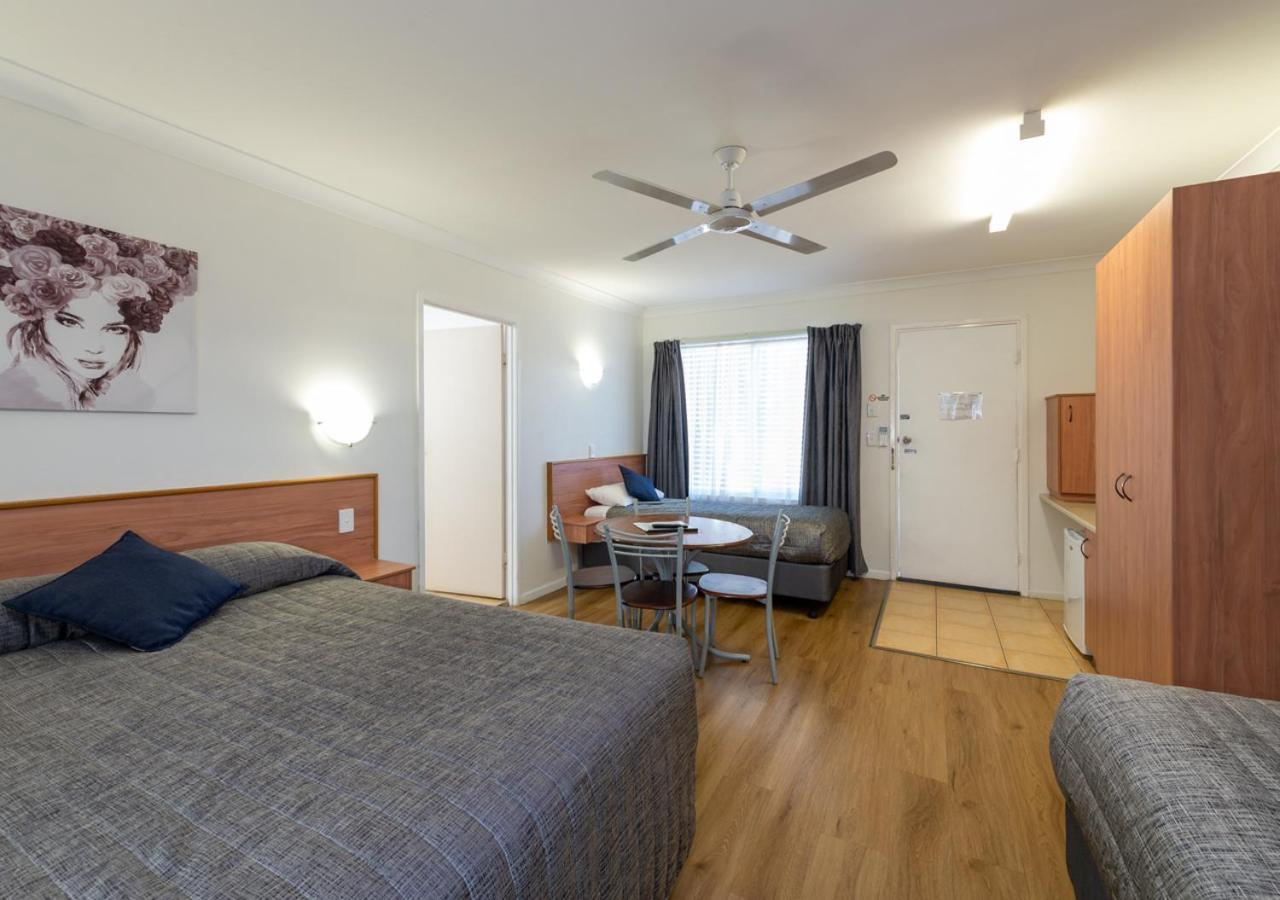 Riviera On Ruthven Motel Туумба Екстериор снимка