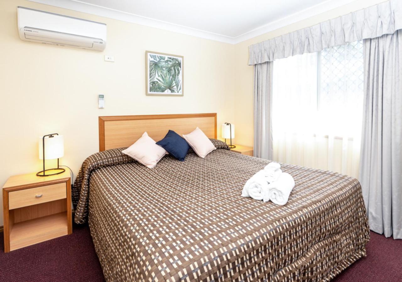 Riviera On Ruthven Motel Туумба Екстериор снимка