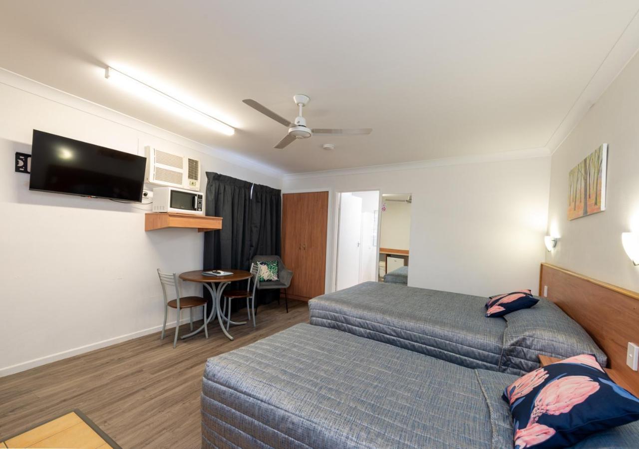 Riviera On Ruthven Motel Туумба Екстериор снимка