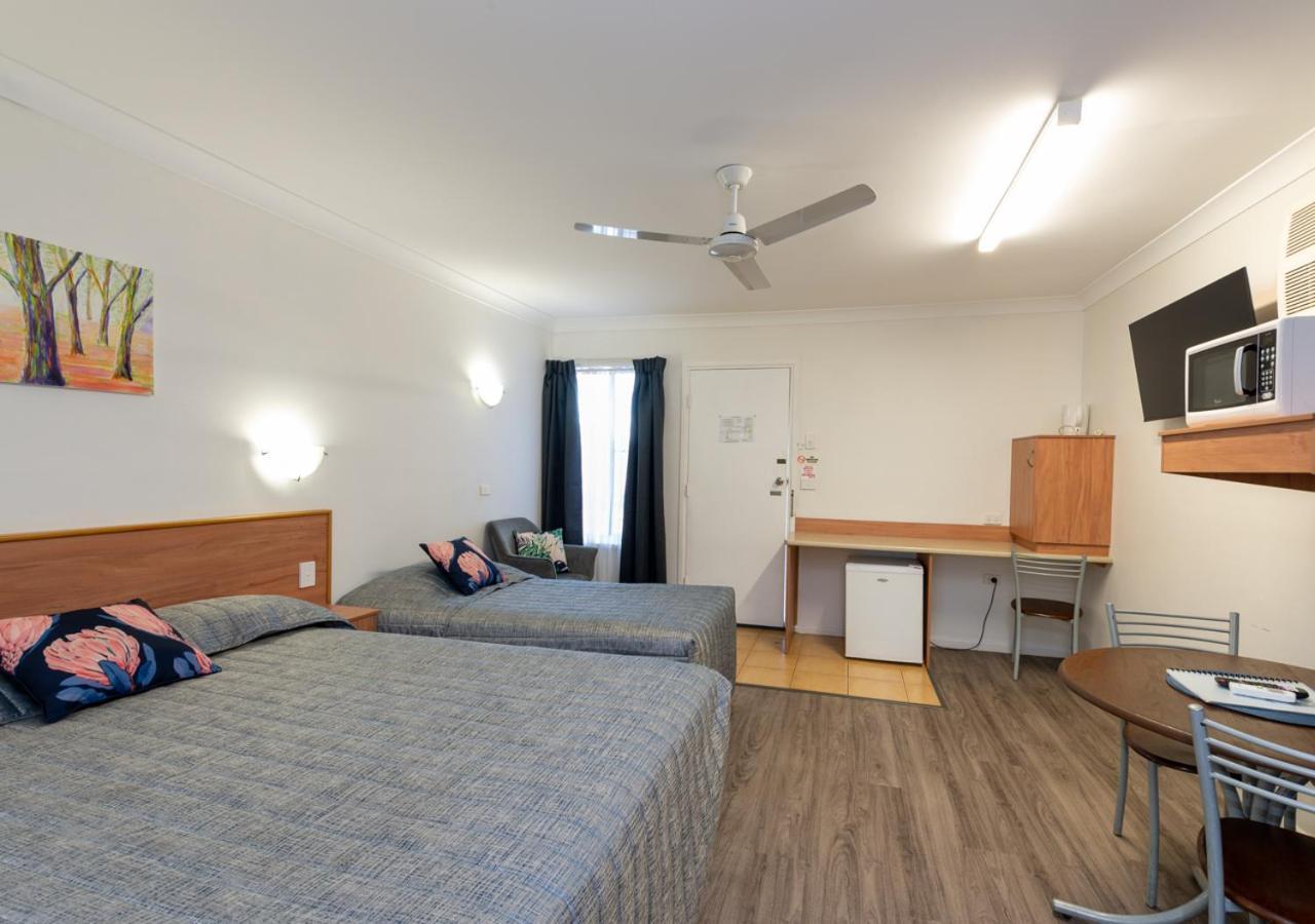 Riviera On Ruthven Motel Туумба Екстериор снимка