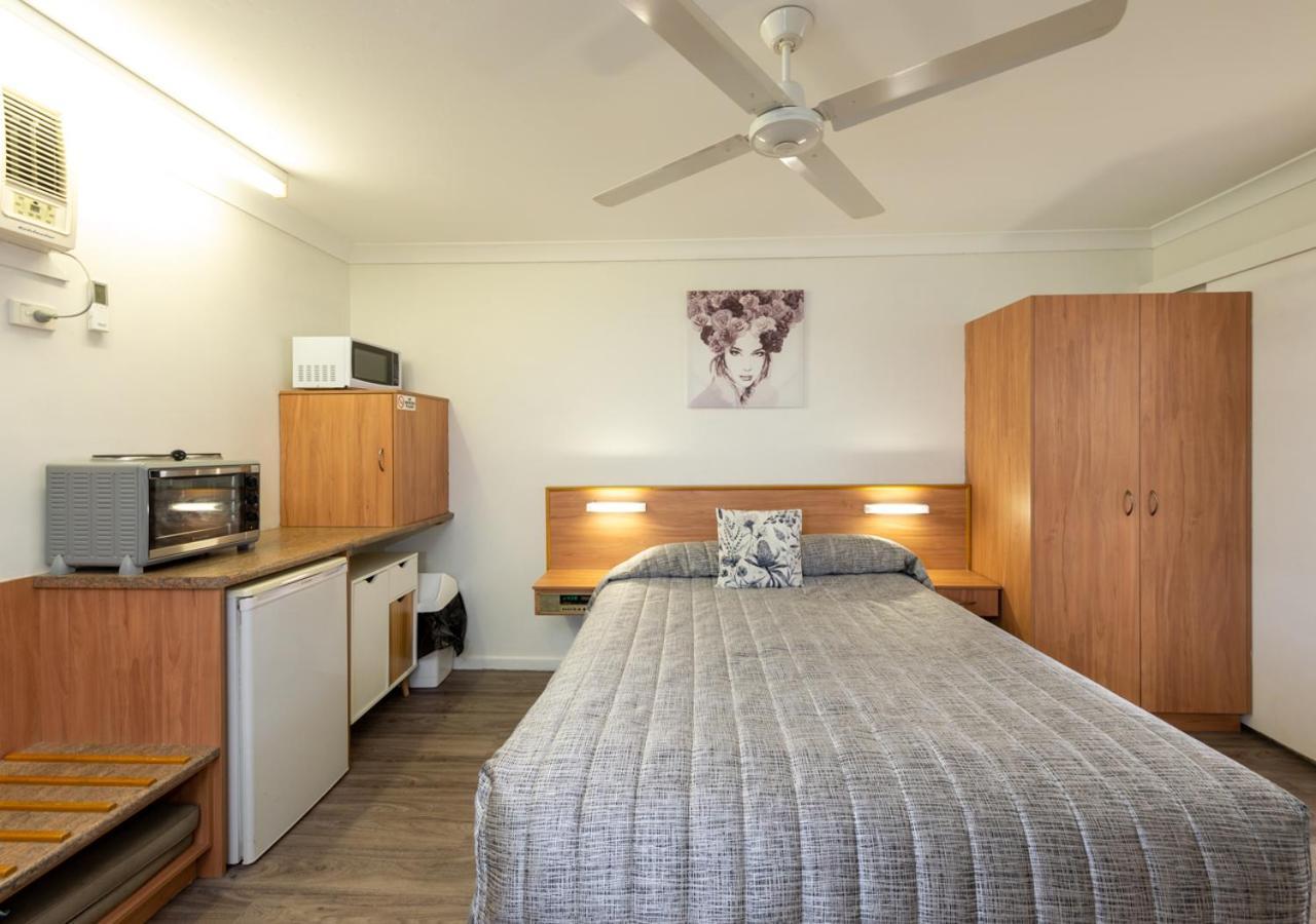 Riviera On Ruthven Motel Туумба Екстериор снимка