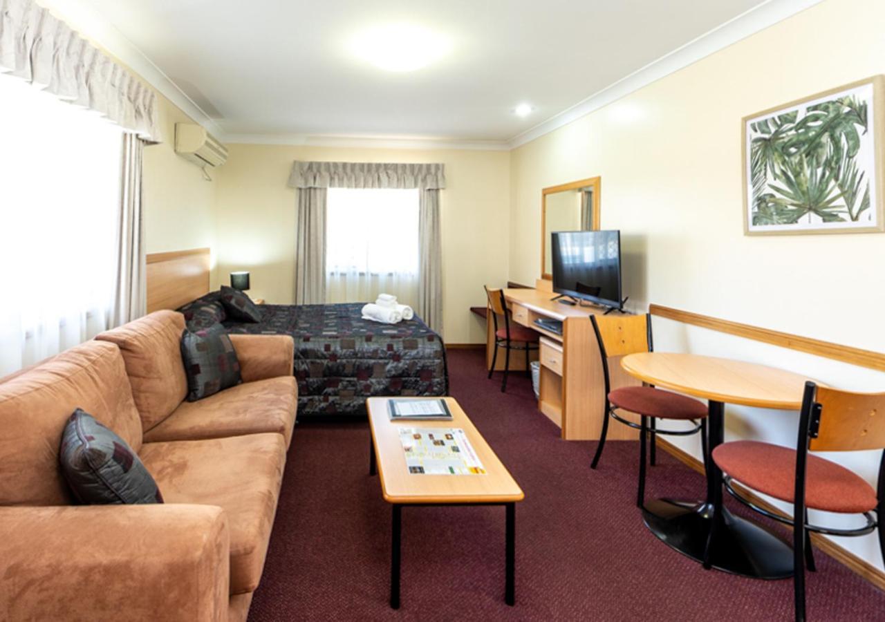 Riviera On Ruthven Motel Туумба Екстериор снимка