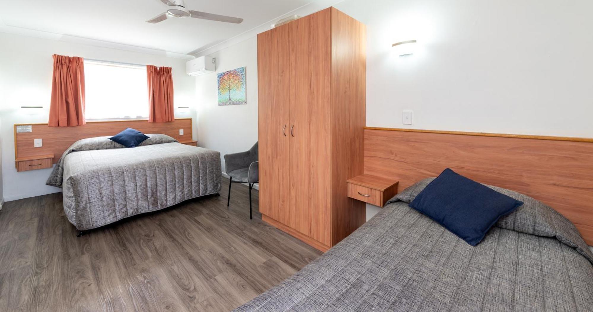 Riviera On Ruthven Motel Туумба Екстериор снимка