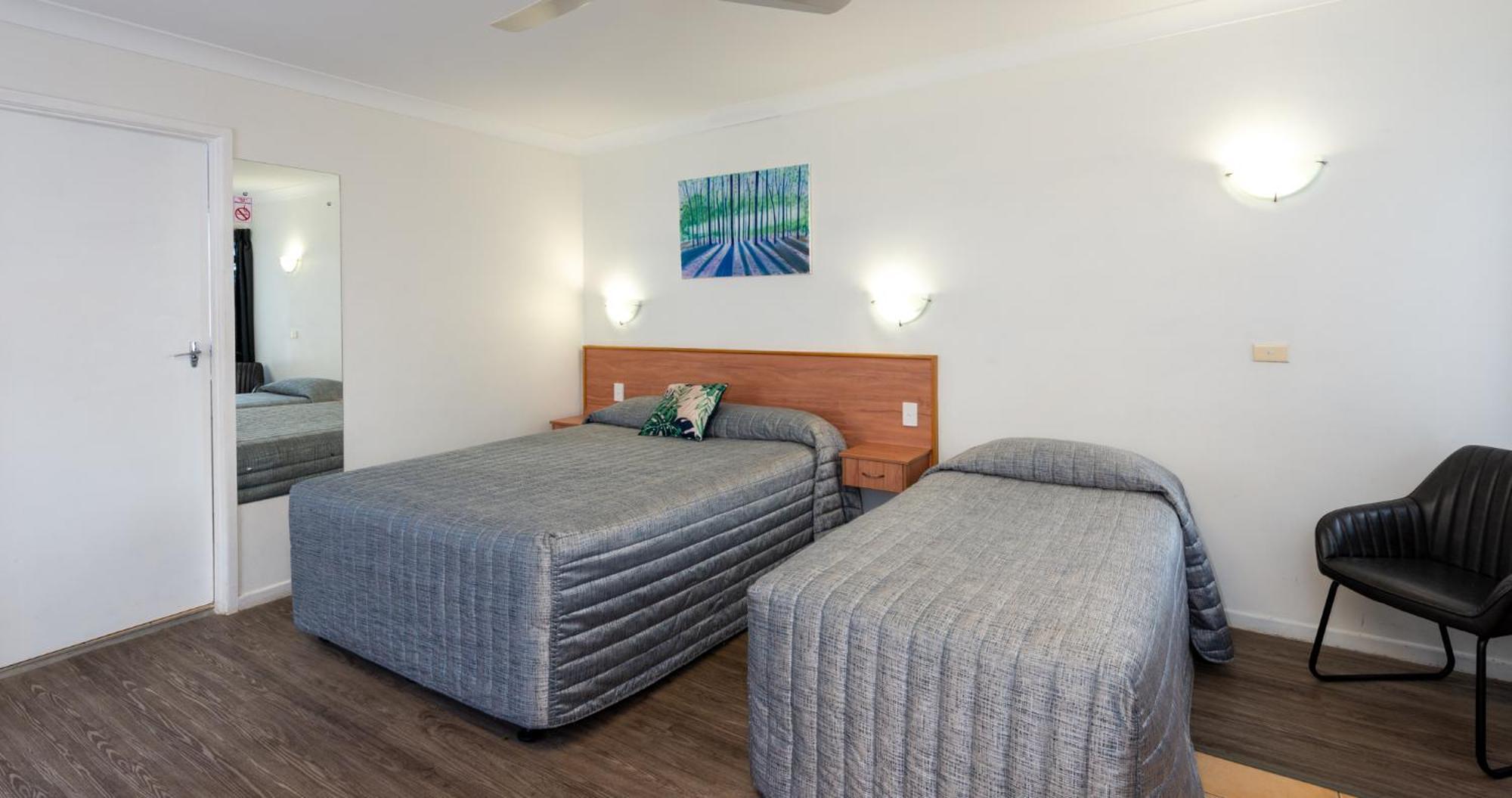 Riviera On Ruthven Motel Туумба Екстериор снимка