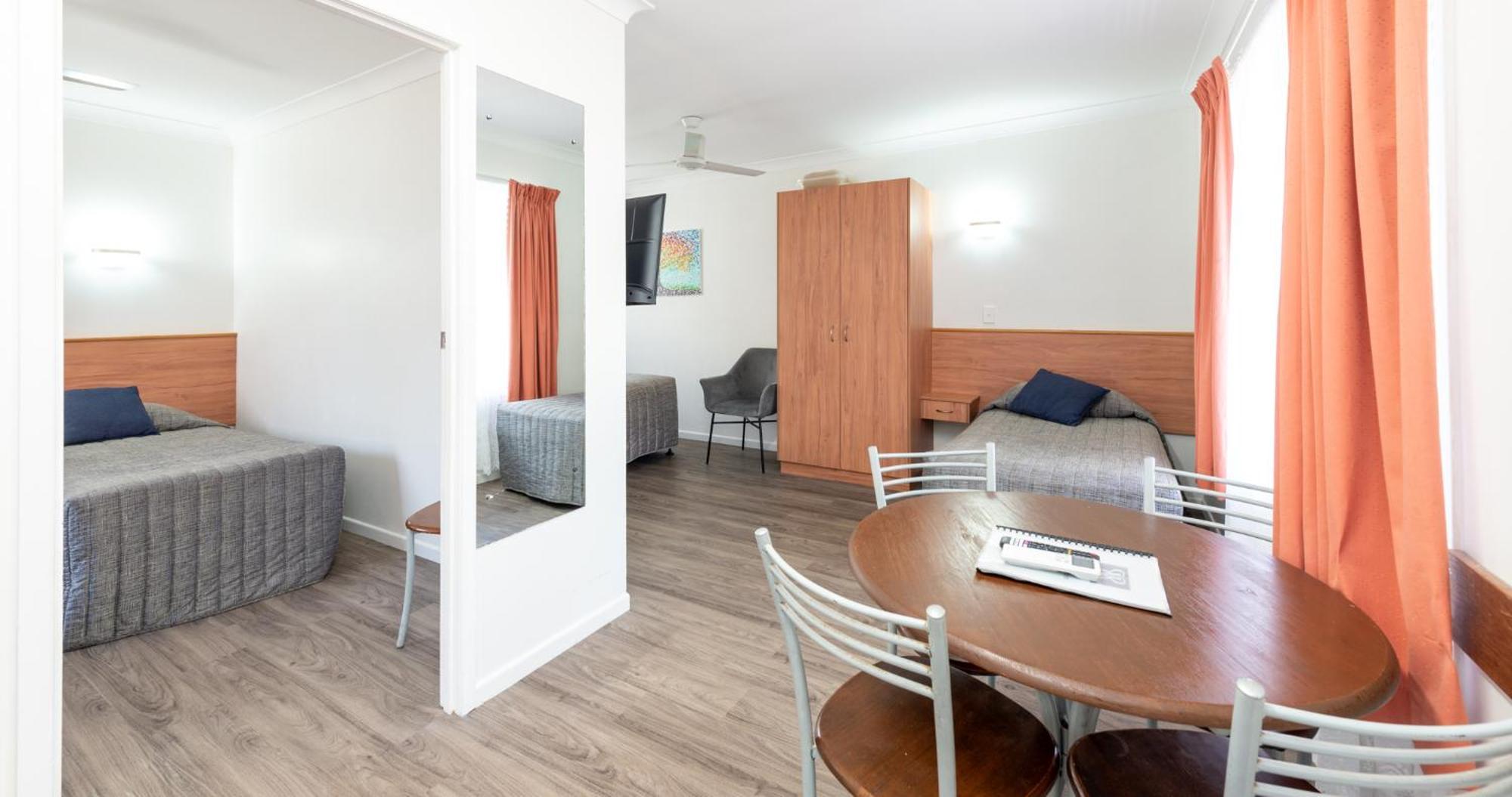 Riviera On Ruthven Motel Туумба Екстериор снимка