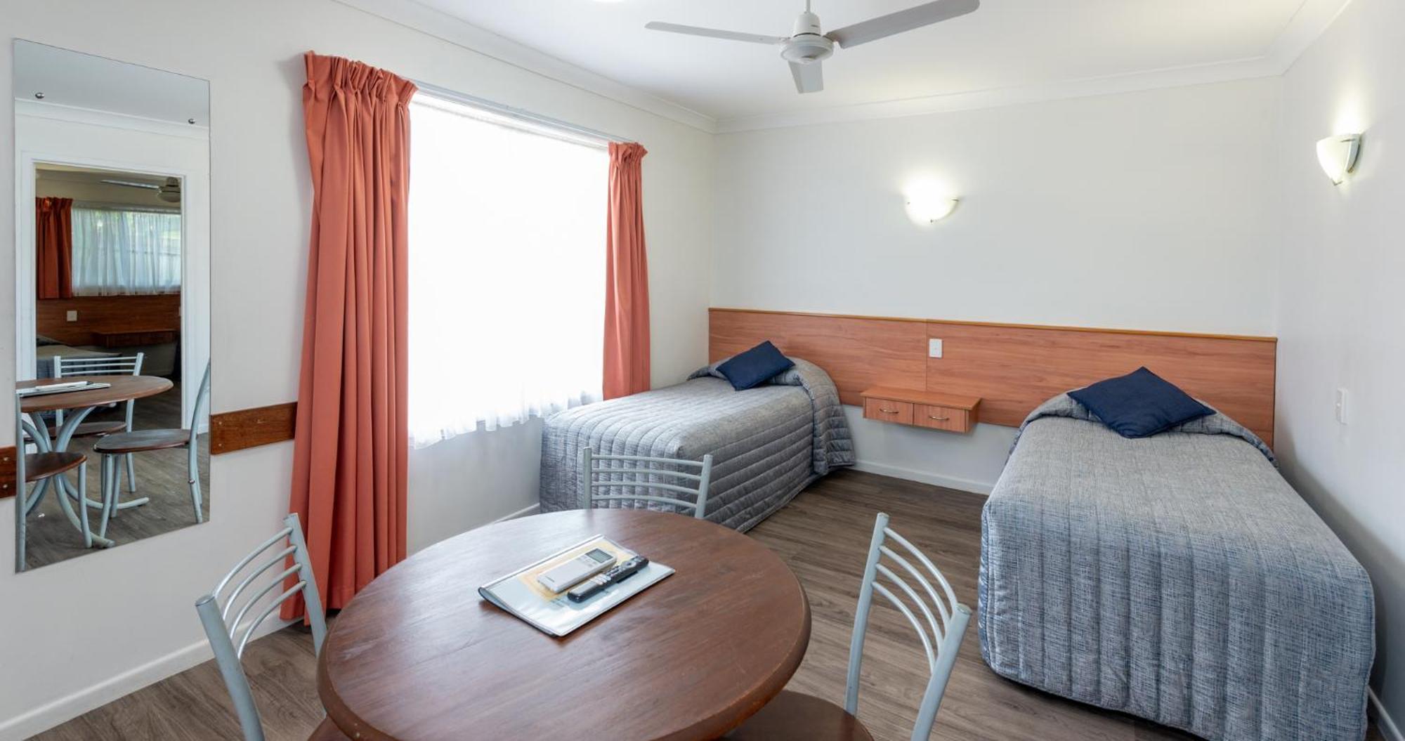 Riviera On Ruthven Motel Туумба Екстериор снимка