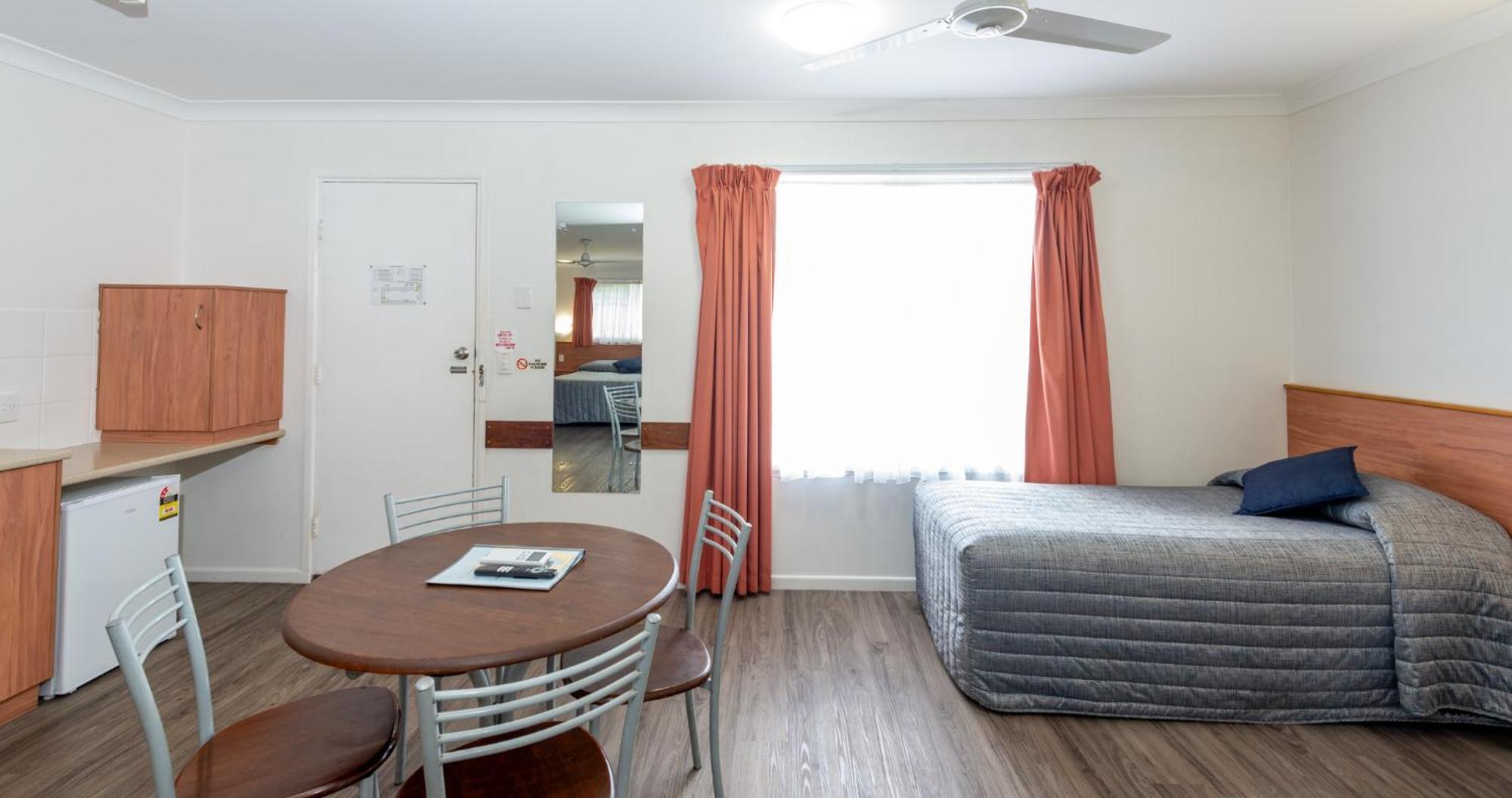 Riviera On Ruthven Motel Туумба Екстериор снимка
