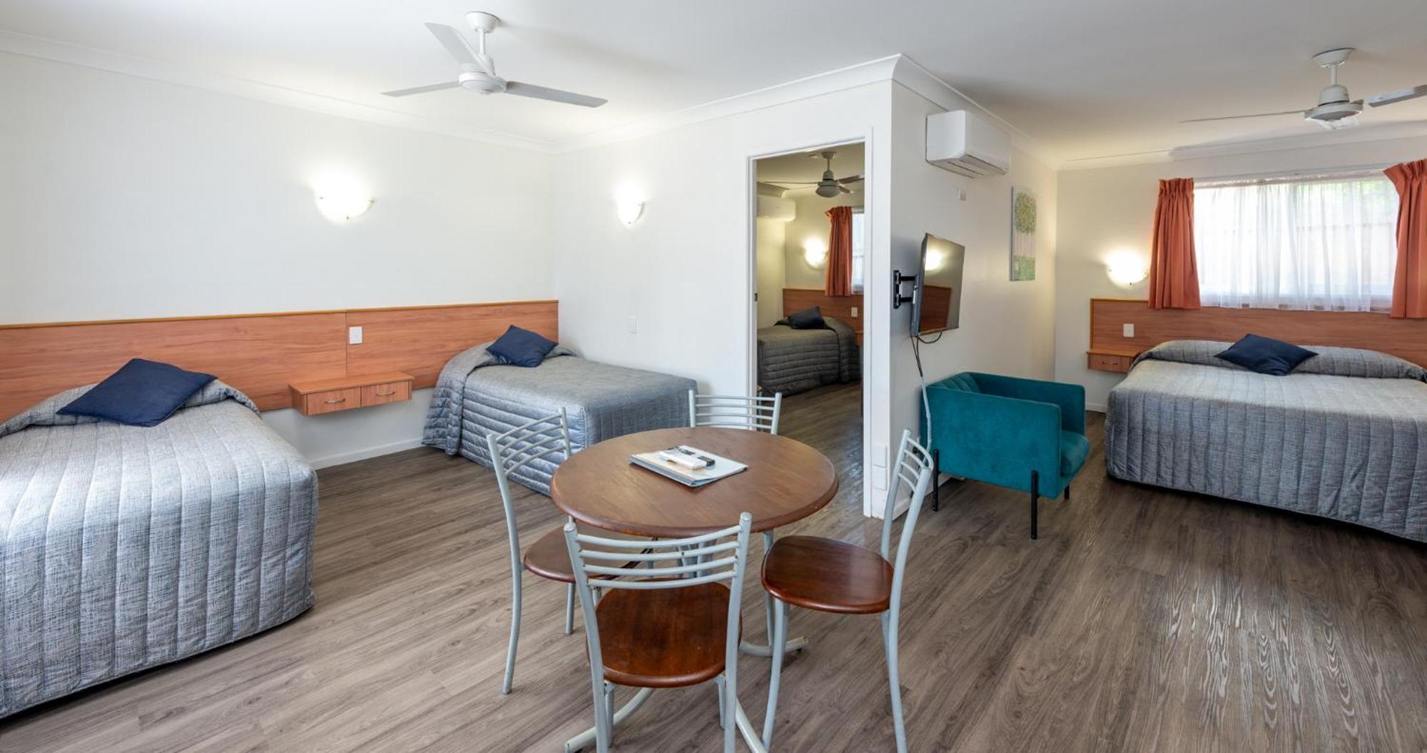 Riviera On Ruthven Motel Туумба Екстериор снимка