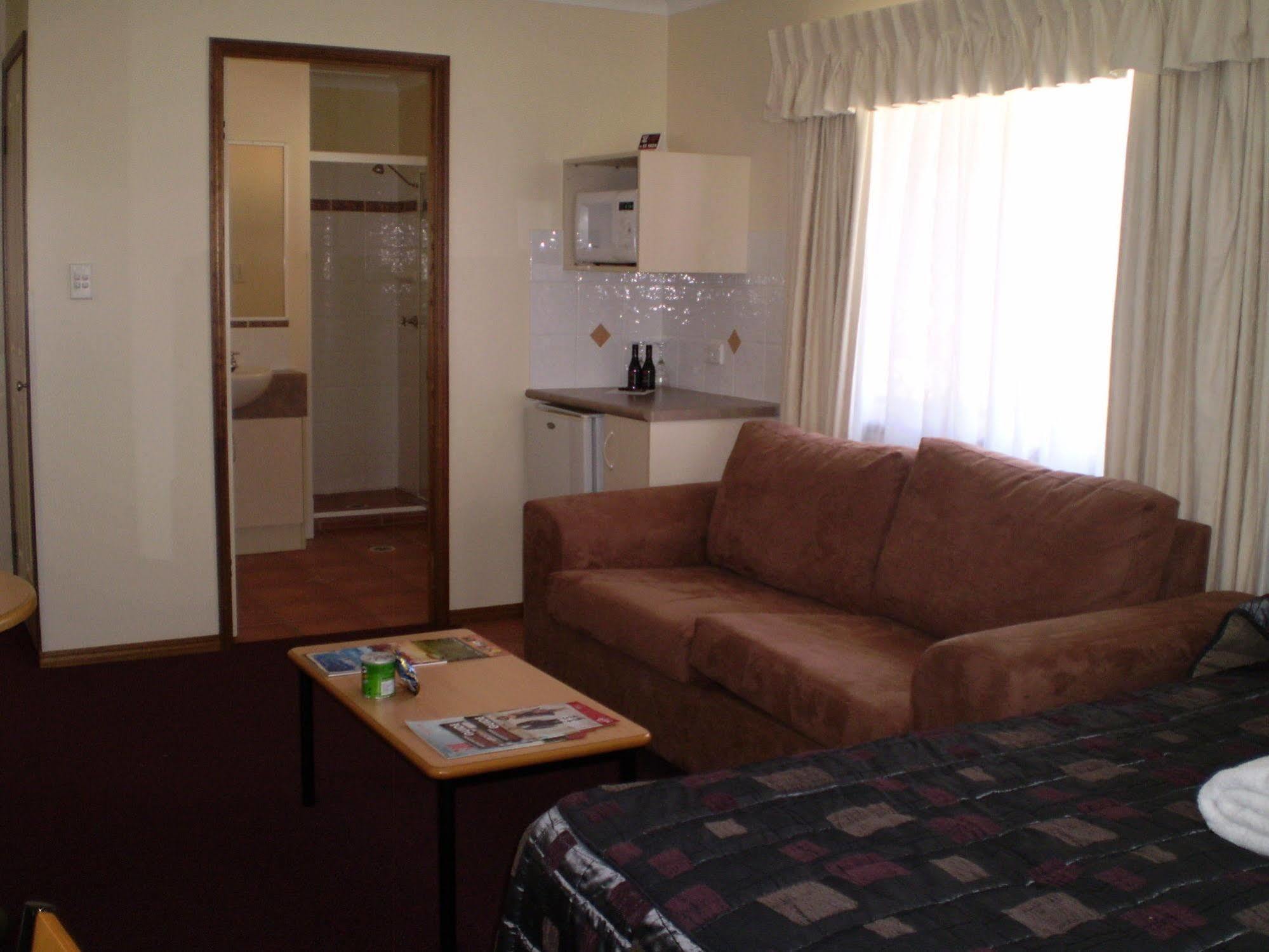 Riviera On Ruthven Motel Туумба Екстериор снимка