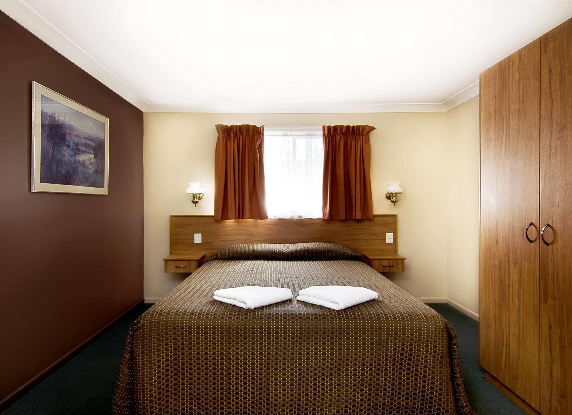 Riviera On Ruthven Motel Туумба Екстериор снимка
