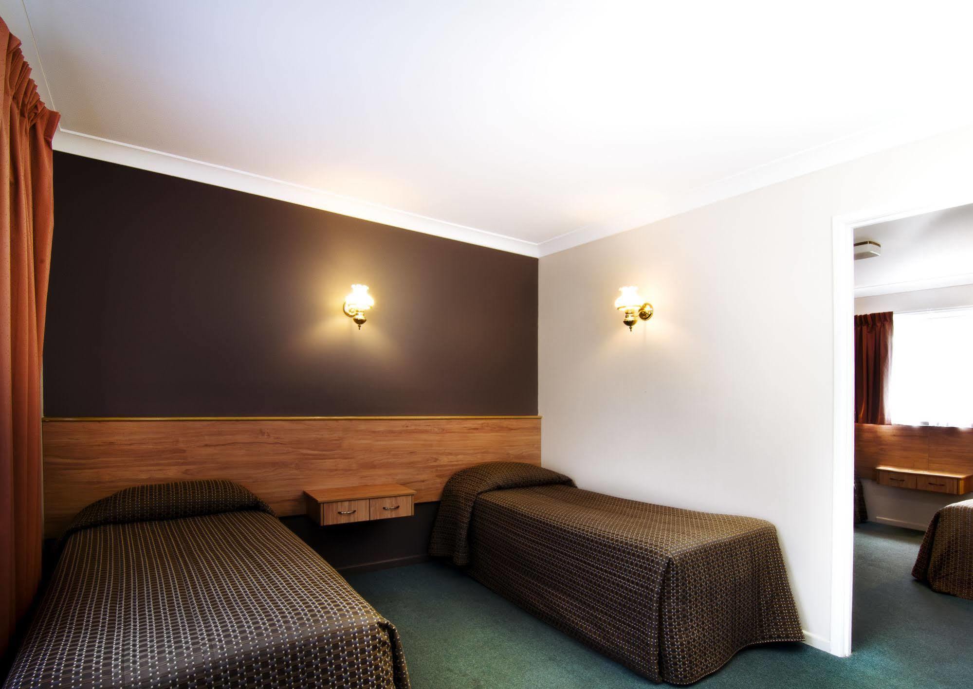 Riviera On Ruthven Motel Туумба Екстериор снимка