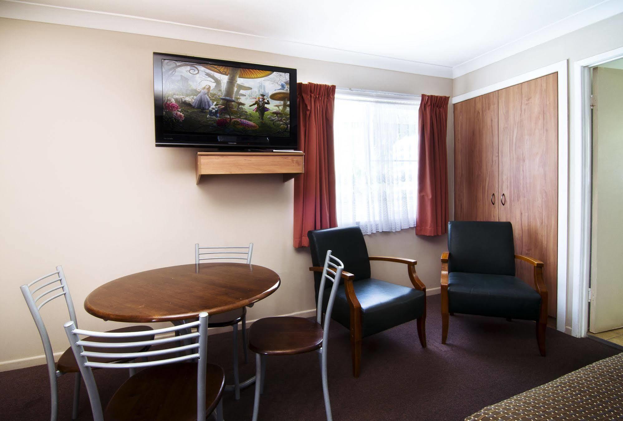 Riviera On Ruthven Motel Туумба Екстериор снимка