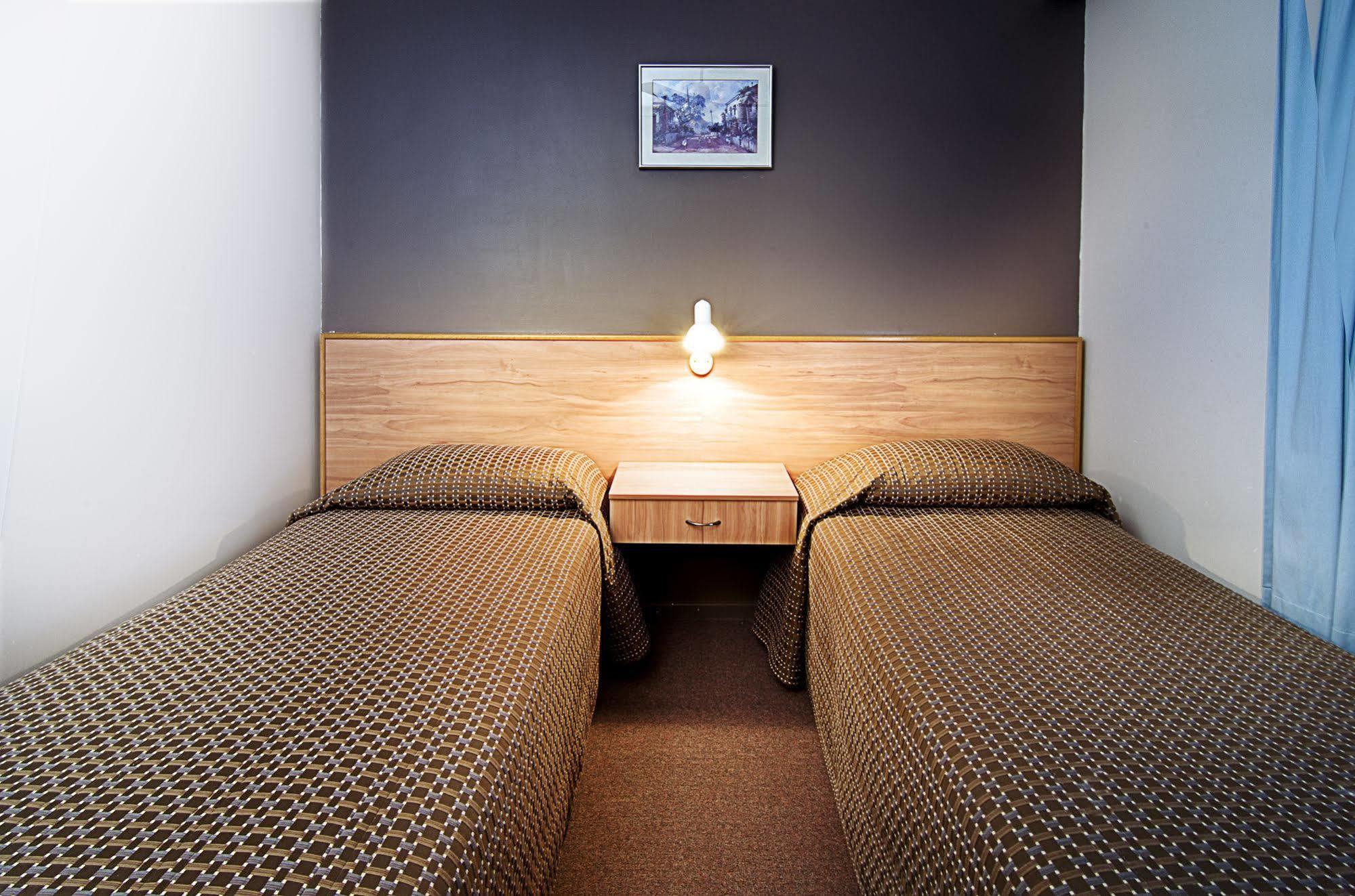 Riviera On Ruthven Motel Туумба Екстериор снимка