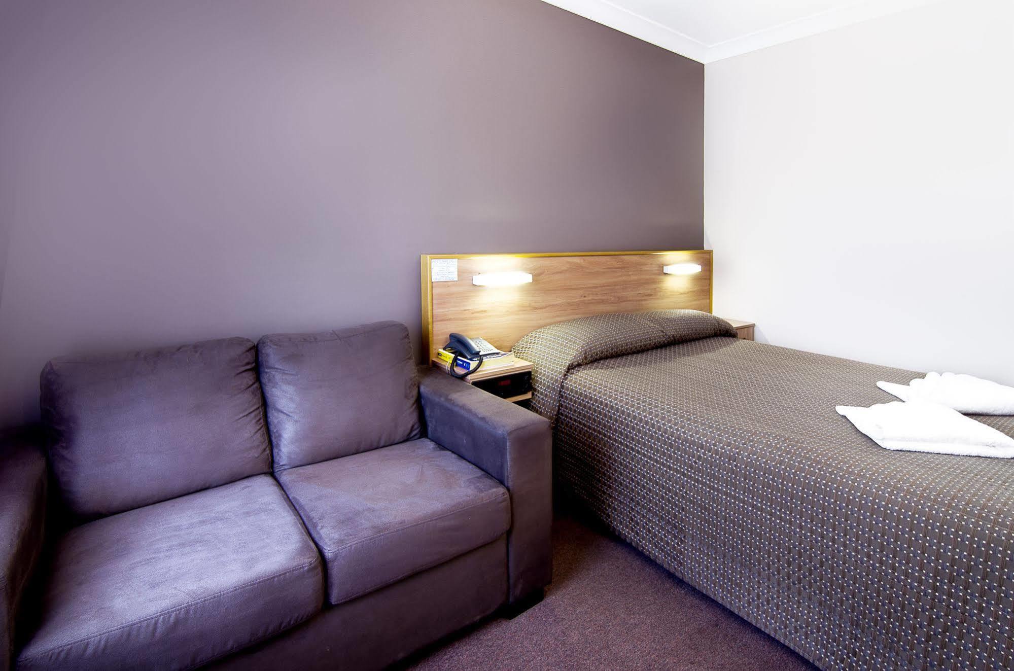 Riviera On Ruthven Motel Туумба Екстериор снимка